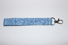 Load image into Gallery viewer, Blue Flowers Wristlet
