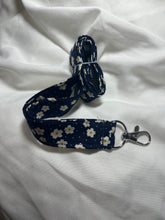 Load image into Gallery viewer, Daisy Lanyard
