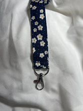 Load image into Gallery viewer, Daisy Lanyard
